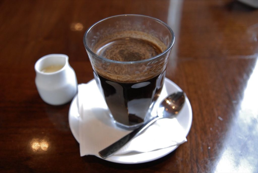 membuat kopi susu tubruk