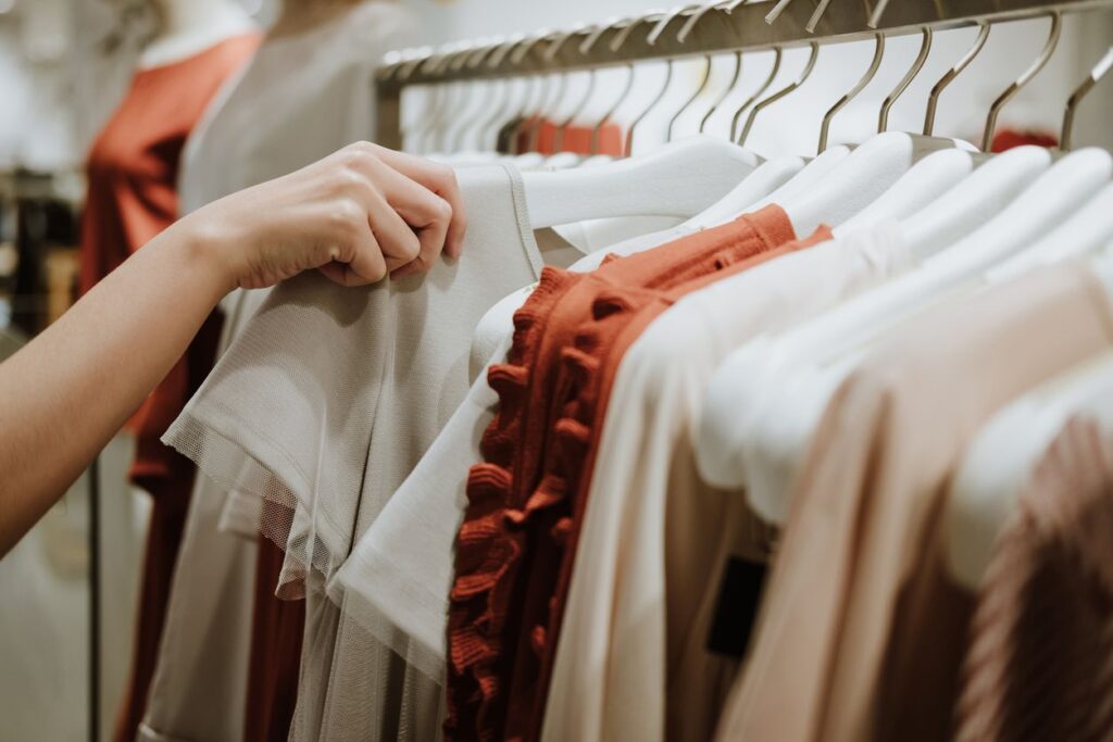 6 Rekomendasi Bahan Kaos yang Menyerap Keringat