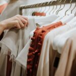 6 Rekomendasi Bahan Kaos yang Menyerap Keringat