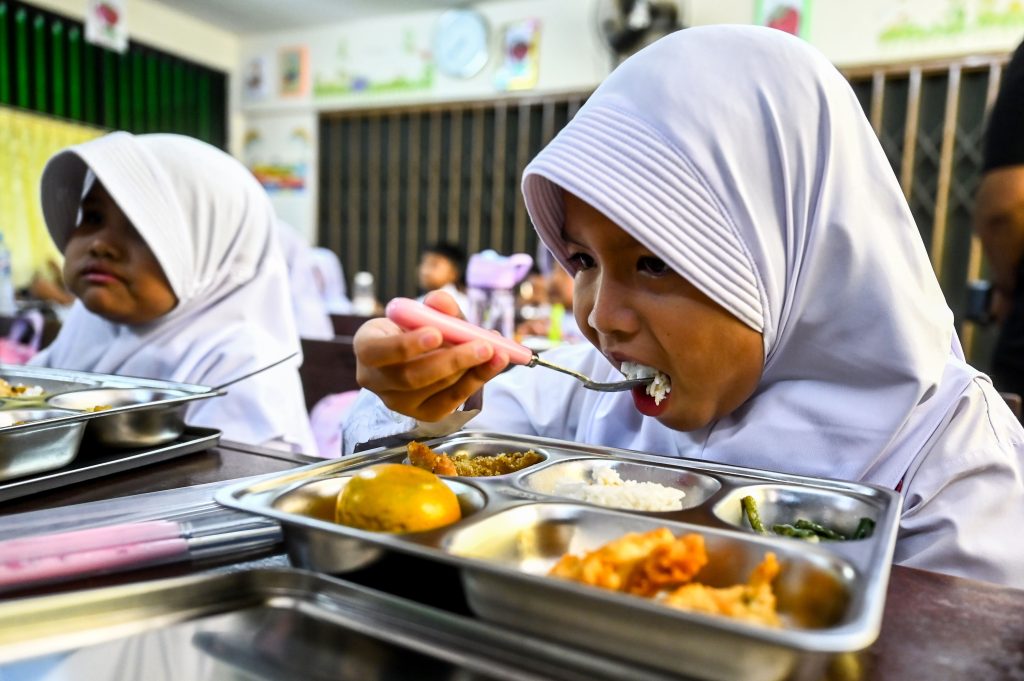 Penerima Manfaat Program MBG & Dampaknya bagi Anak Sekolah
