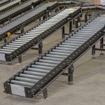 Keunggulan Menggunakan Roller Conveyor Industri