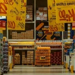 Pemilik toko grosir mengatur stok dan produk di dalam gudang toko