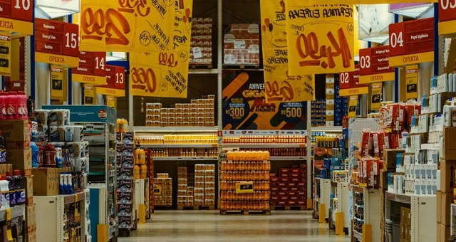 Pemilik toko grosir mengatur stok dan produk di dalam gudang toko