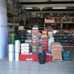 Pemilik toko bangunan merencanakan stok produk dan strategi bisnis di dalam toko