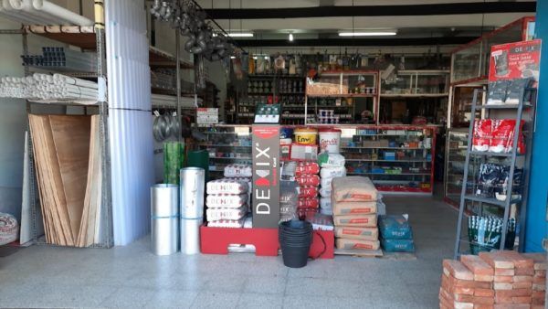 Pemilik toko bangunan merencanakan stok produk dan strategi bisnis di dalam toko