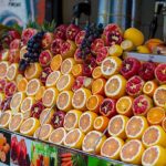 Pemilik toko buah mengatur dan memeriksa stok buah segar di rak penjualan