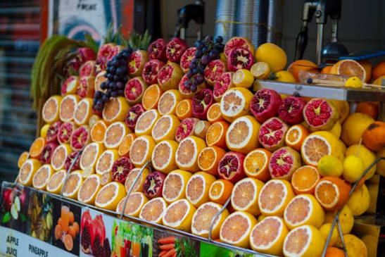 Pemilik toko buah mengatur dan memeriksa stok buah segar di rak penjualan