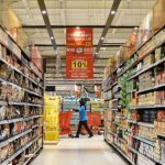Pemilik toko memantau sistem kontrol persediaan untuk mengatur stok barang dengan lebih teratur