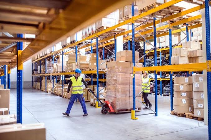 Pemilik toko mengatur persediaan dan mengecek stok barang di dalam toko