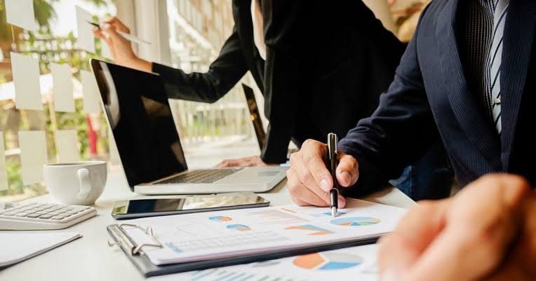 Pemilik toko menghitung target omzet usaha berdasarkan data penjualan sebelumnya