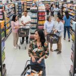 Pemilik toko retail memeriksa kondisi rak dan aktivitas operasional untuk menghindari kesalahan pengelolaan toko